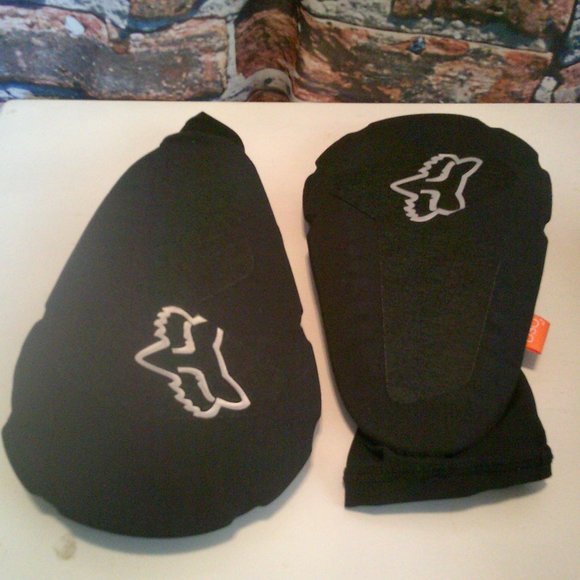 Pair Of 2 FOX RACING D30 Enduro Mountain Biking Elbow Guards - Picture 1 of 6